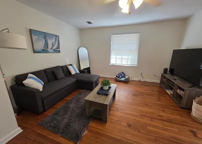 Cozy 2bd-1ba Minutes To Downtown And Nas Holiday home Pensacola