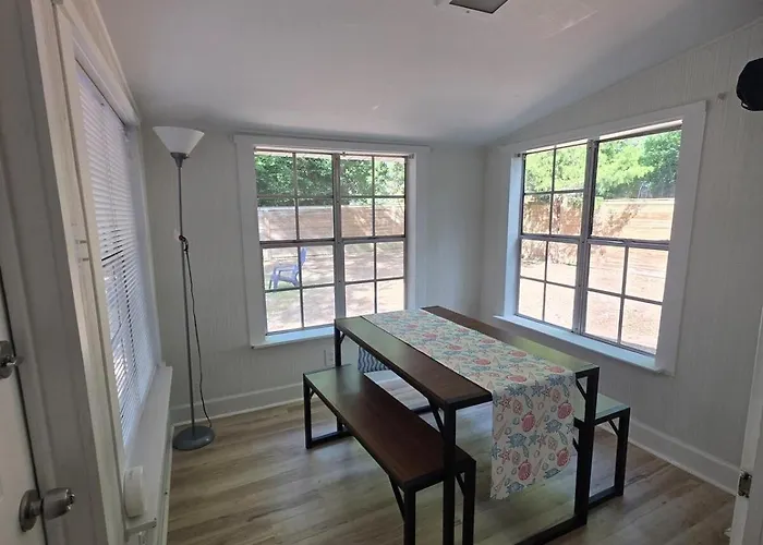 Holiday home Cozy 2bd-1ba Minutes To Downtown And Nas Pensacola