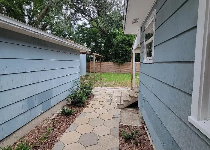 Cozy 2bd-1ba Minutes To Downtown And Nas Holiday home